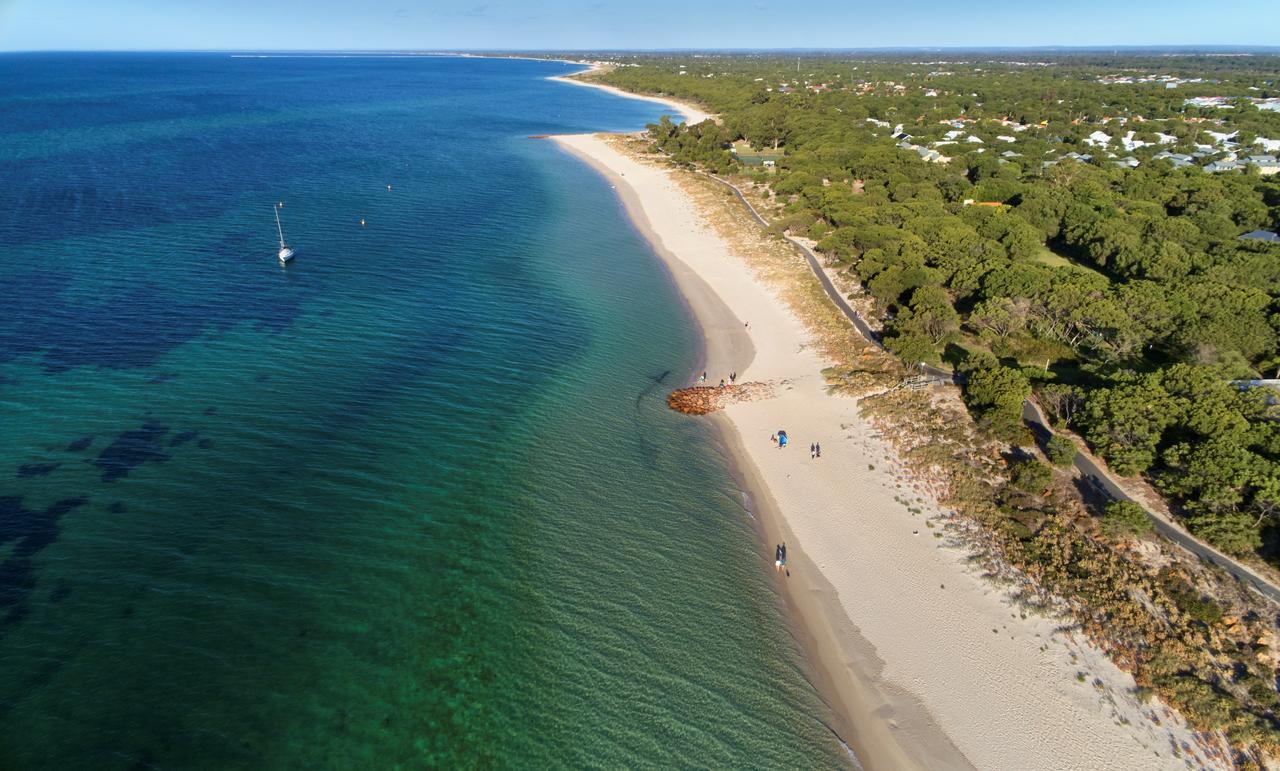 Abbey Beach Resort Басселтон Экстерьер фото